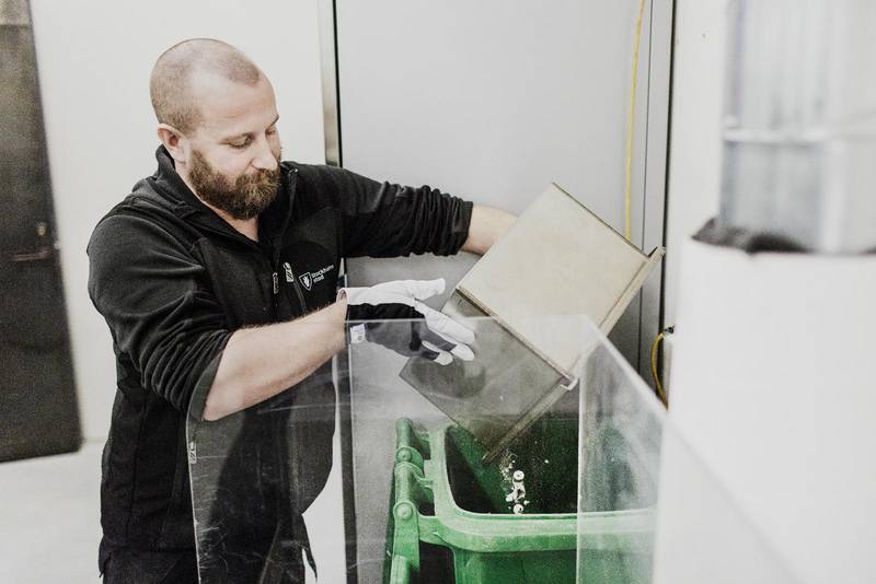 Efter att askan skiljts ut i en speciell avskiljare, återstår metallen. I en stor soptunna av plast förvaras det som blir över på krematoriet. Henrik Gustafsson är driftschef. 