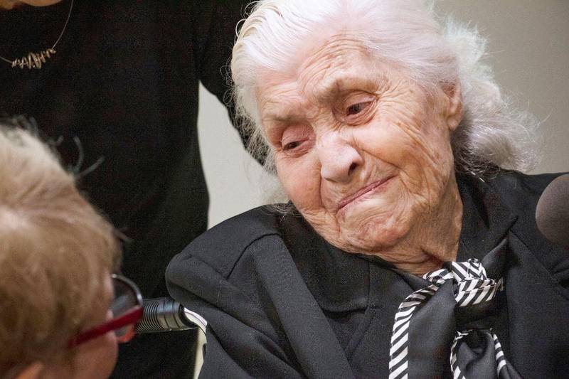Med risk för eget liv gömde Melpomeni Dina en judisk familj på sex personer under flera år i sitt hem i Grekland under andra världskriget.