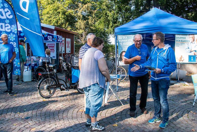 VILL ÖVERTYGA. Carl Cunningham och Nils-Erik Emme kampanjar för Kristdemokraterna i det starkaste fästet – Jönköpings län.