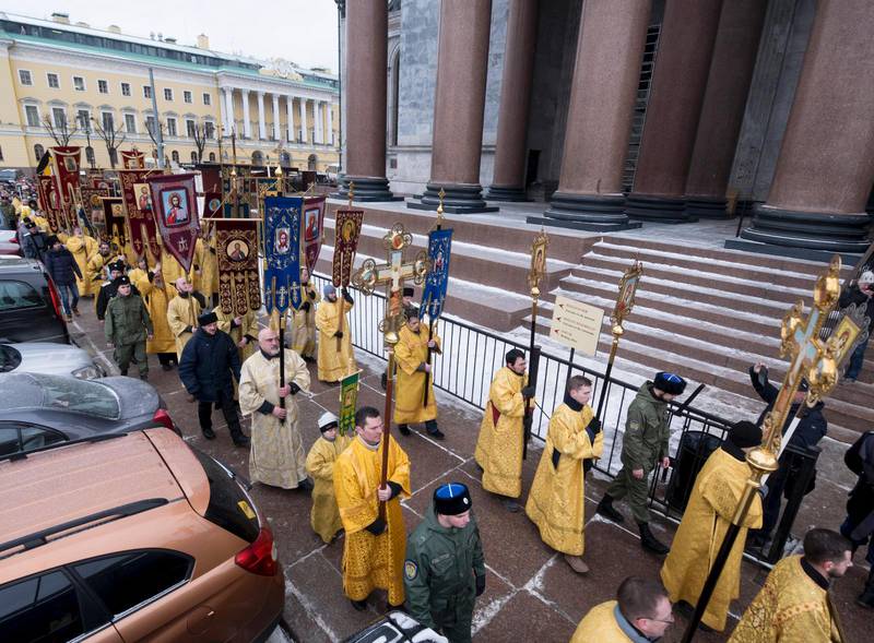 Cirka 1 000 troende och ortodoxa präster deltog i ett korståg runt i Isakskatedralen i Sankt Petersburg för att visa sitt stöd för beslutet att överlämna byggnaden till den rysk-ortodoxa kyrkan.