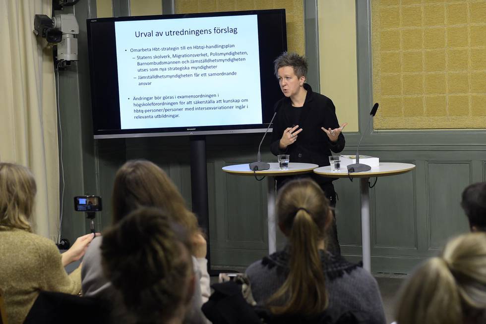 Utredaren Ulrika Westerlund, tidigare RFSL-ordförande presenterar slutbetänkandet av utredningen om stärkt ställning för transpersoner.