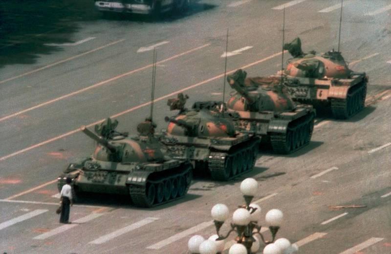 Det ikoniska fotografiet av en kinesisk man som stoppar stridsvagnar på Himmelska fridens torg i Peking har blivit en symbol för den massakern i maj 1989.