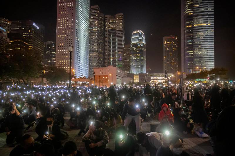 I november röstade en överväldigande majoritet av Hongkongborna för att begränsa Kina inflytande över området. Trots det har protesterna mot myndigheterna – och Kina – fortsatt.