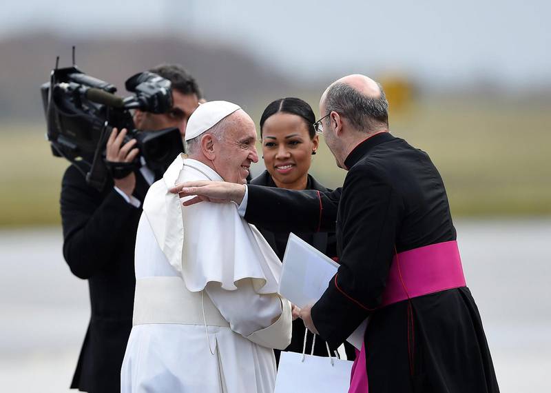 Påve Franciskus välkomnas till Sverige att demokratiminister Alice Bah Kuhnke. 