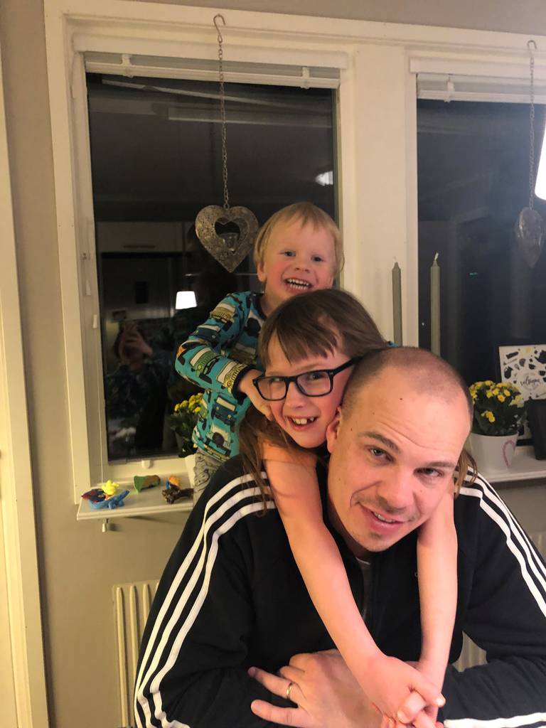 Lena Nordquists man Tomas tillsammans med barnen Ängla och Josef.