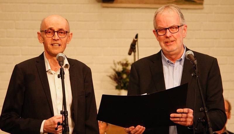 Gäster från Botkyrka pingstförsamling, Esbjörn Eriksson och Leif Gustafsson bjöd på Allan Törnbergs sång "En jubelton från Golgata".