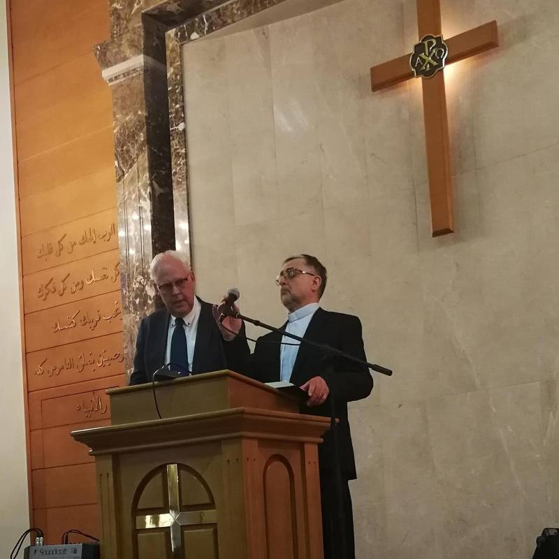 Kjell Larsson (till vänster) predikade i en lokal församling under resan i Syrien.