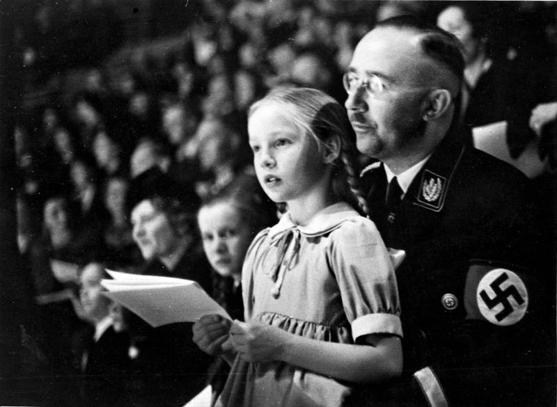 Heinrich Himmler, mannen bakom det nazistiska avelsprogrammet Lebensborn­, tillsammans med dottern Gudrun.