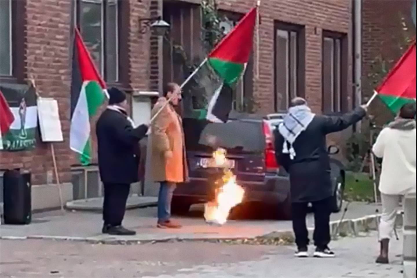 Demonstration mot Israel vid synagogan i Malmö där den israeliska flaggan brändes.
