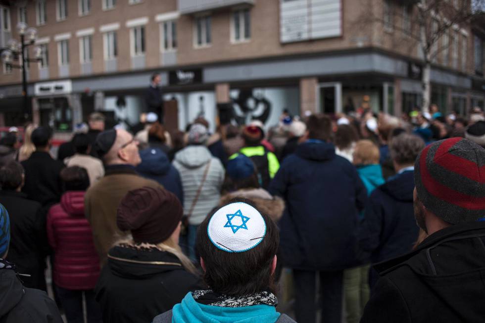 Judiska centralrådet arrangerade på söndagen en kippavandring genom centrala Umeå till stöd för Umeås Judiska Församling.