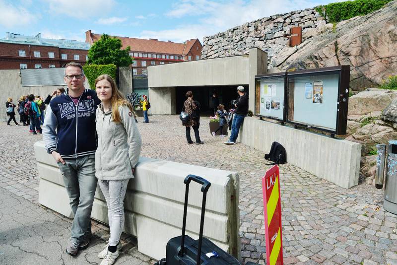 Marko och Nina Matinlassi från Helsingfors utanför Tempelplatsens kyrka som i helgen fick motta ett terrorhot.