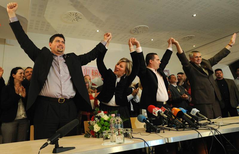 Så såg det ut då. Csanad Szegedi (till vänster) firar valresultatet till Europaparlamentet 2009 tillsammans med medlemmar ur Jobbik.