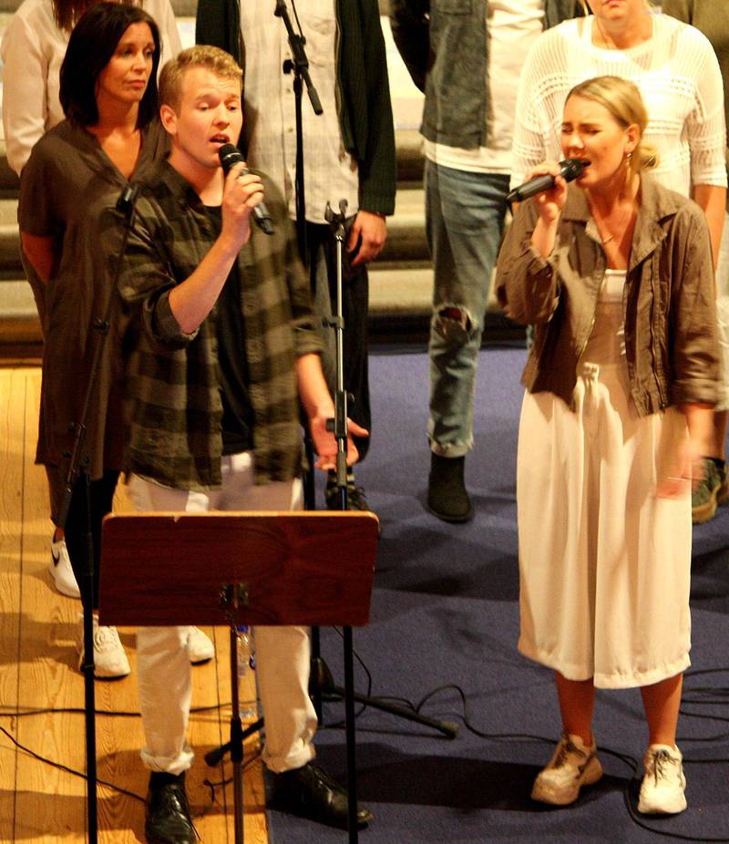 Kören har flera solister som framträder. Här ser vi Erik Berglund och Maria Lövenham i en duett.