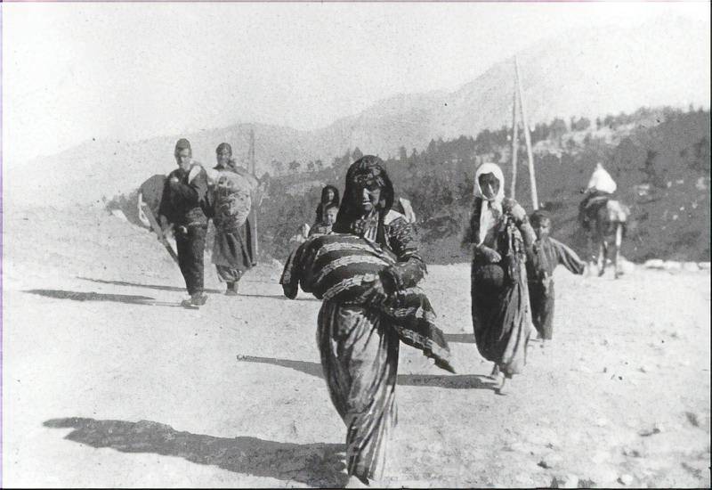 1915. Deporterade armenier. Kvinnor, barn och äldre män.