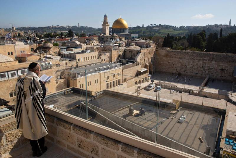 En ultra-ortodox judisk man ber ovanför Västra muren i Jerusalem, som stod öde under påskfirandet.