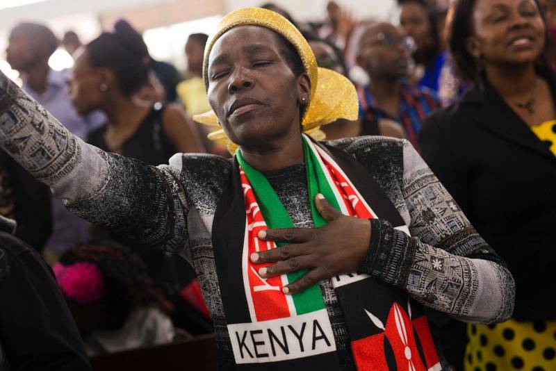 I söndags deltog president Uhuru Kenyatta vid en gudstjänst i en kyrka i huvudstaden Nairobi. Kenyanerna går under tisdagen för att rösta i presidentvalet efter en jämn valspurt mellan president Kenyatta och största oppositionsledaren Raila Odinga.