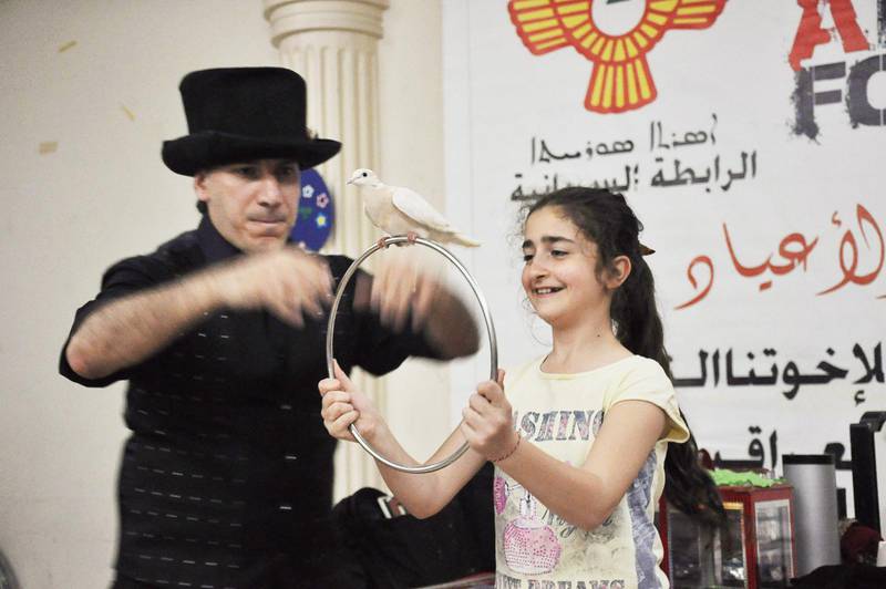 En grupp underhållare från Beiruts bästa cirkus har anlitats för att de närvarande barnen ska få drömma sig bort från sin situation för en stund.
