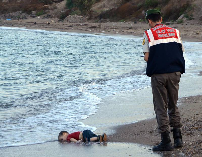 För fem år sedan, den 2 september 2015, spolades kroppen av ett barn upp på badstranden i den turkiska semesterorten Bodrum. Två dagar senare publicerade Dagens ledarsida, inte utan tvekan, den bild som snabbt kom att bli en symbol för flyktingkrisen.