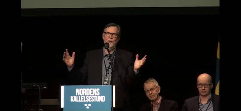 Lars Enarson talar på konferensen Nordens kallelsestund i Solnahallen i Stockholm. Han är en av initiativtagarna till konferensen.