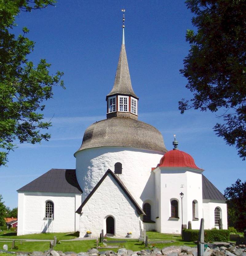 6. Munsö kyrka. Uppförd i slutet av 1100-talet. Är ett kyrkligt kulturminne belägen på Munsö utanför Stockholm. Tillhör Svenska kyrkan.