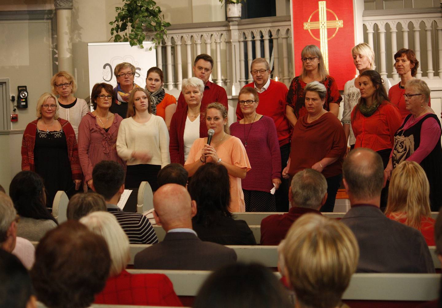 Enhörna gospel vid besöket i Eskilstuna och Elimkyrkan, här med sin ledare Linda Asp som presenterade sångerna.