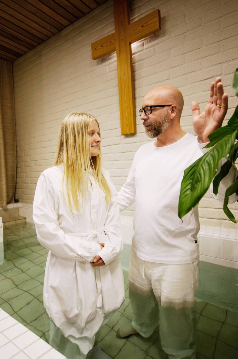På första gudstjänsten i nya församlingen döptes Zimone Björnler av pastor Stefan Beimark.