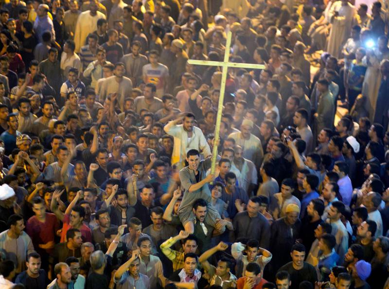 Koptiska kristna i Egypten samlas efter begravningen av offren vid ett attentat i Minya-provinsen den 26 maj, då 29 kopter sköts ihjäl.