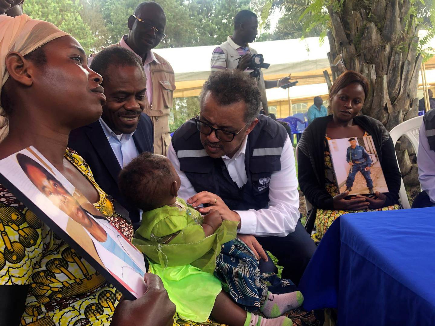 Världshälsoorganisationen WHO oroas av läget i DR Kongo, liksom flera hjälporganisationer. Här är WHO:s generaldirektör Dr Tedros Adhanom Ghebreyesus på besök på en klinik som behandlar ebola i Butembo. Han talar med en kvinna som förlorade sin man när paret besökte en ebolaklinik. Kliniken attackerades av beväpnad milis, och hennes man mördades.