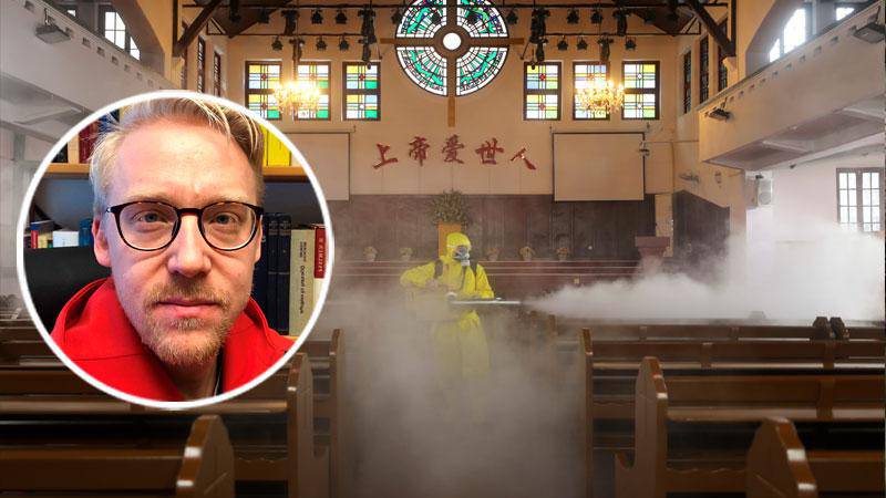 Mitt i stormen har vi också ett annat uppdrag. Att låta vår oro stillas av den som andats sitt liv djupt i våra lungor, skriver David Davage. Bilden: En frivillig sprutar desinfektionsmedel i en kyrka i Wuhan, Kina, mot Coronaviruset.