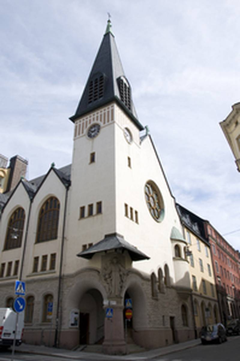 Klassisk metodistarkitektur. S:t Peters metodistkyrka i Stockholm med litet torn, spetsiga fönster och branta tak.