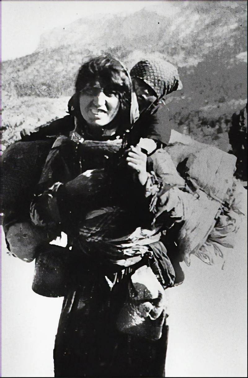 En kvinna flyr med sitt barn över Taurusbergen.