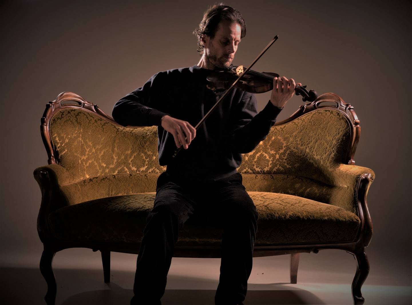 Christian Stejskal, en norsk violinist, har turnerat runt i kyrkor i Skandinavien med sin föreställning “Markusevangeliet” under två års tid.