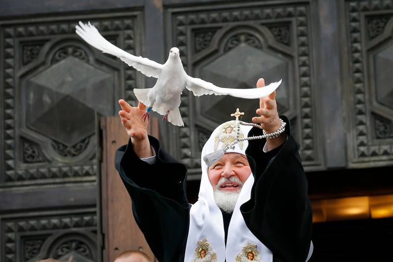 RYSSLAND. Ryskortodoxa patriarken Kirill släpper fri en fågel i samband med påsken i Moskva för att fira att ängeln Gabriel berättade för Maria om Jesu födelse.