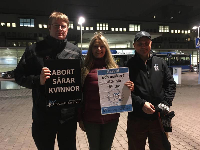 Motståndare. Robert Colquhoun, Pamela Bastos och Matt Britton från anti-abortorganisationen 40 dagar för livet genomförde nyligen den första kampanjen i Sverige. Bland annat stod de utanför Södersjukhuset i Stockholm.