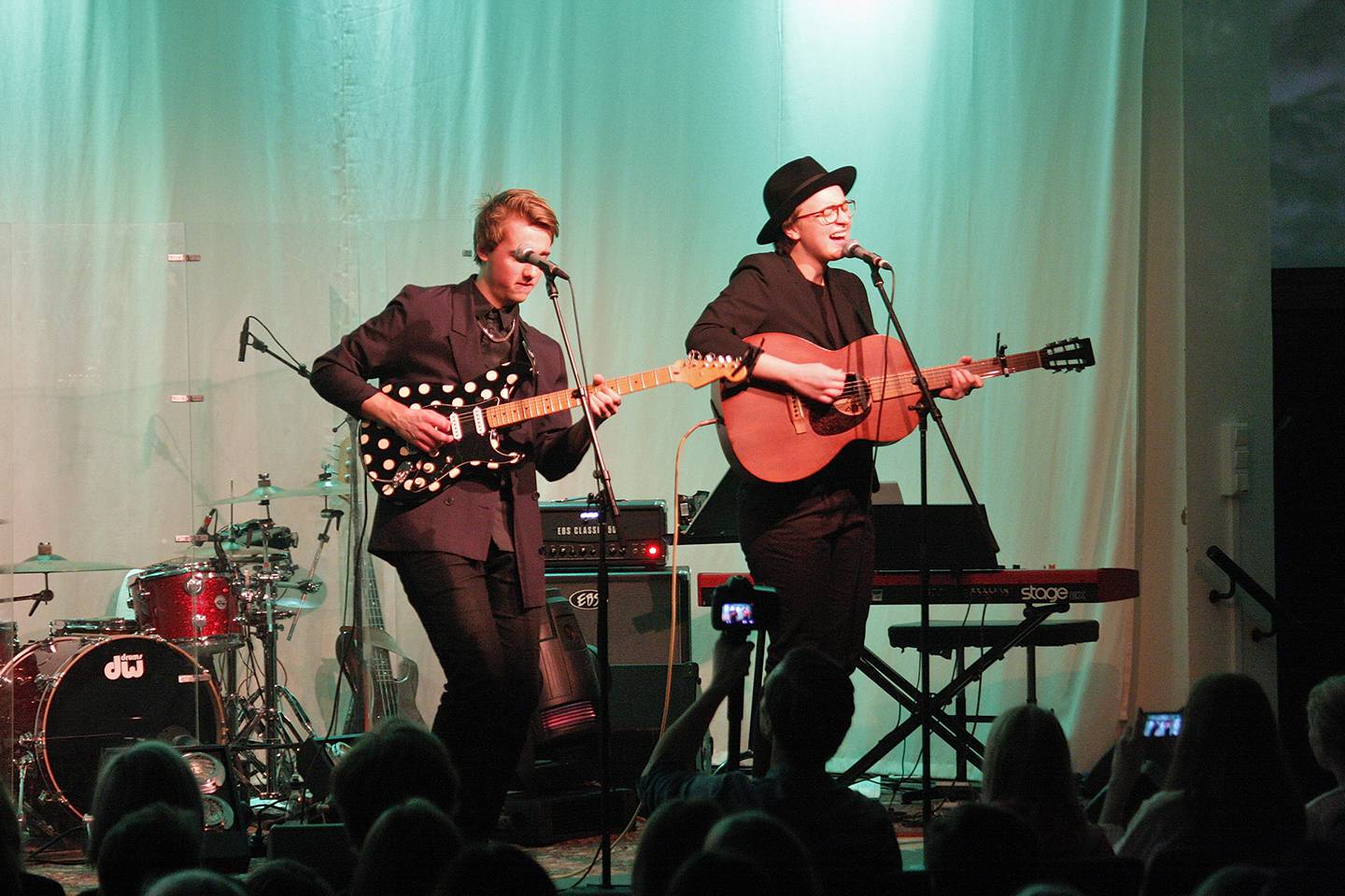 Duon Stallet, som består av Björn Holmgren och Kerstin Ljungström, var bland andra medverkande i konserten i Filadelfiakyrkan.