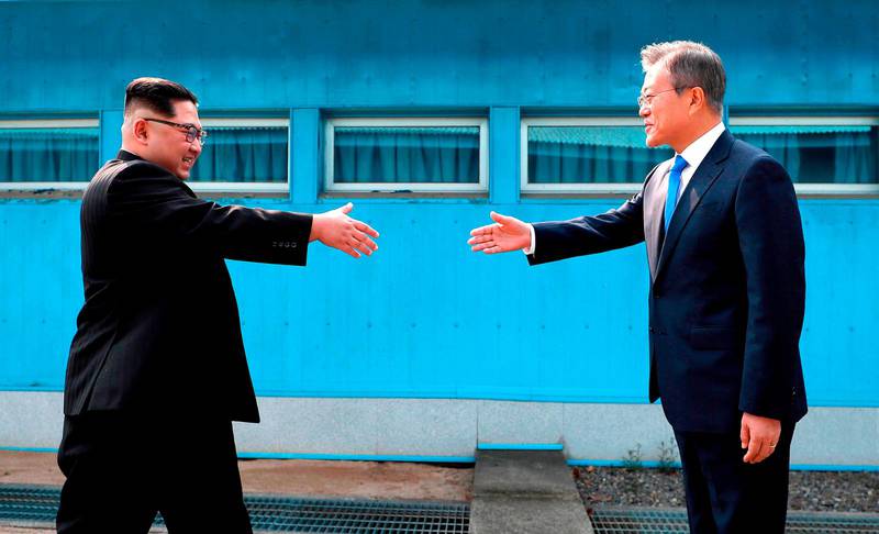 FRED. Nordkoreas president Kim Jong Un och Sydkoreas president Moon Jae-in i ett historiskt handslag.