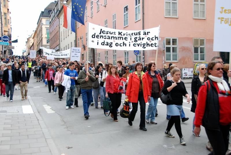 Jesusmanifestationen i Stockholm den 3 maj 2008. Gemensam vandring/marsch med musik, dans, plakat, skyltar och banderoller från Medborgarplatsen till Kungsträdgården.