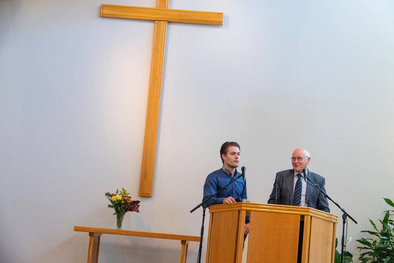 Roy Harrison, irländare, från barnorganisationen Child Evangelism Fellowship, (till höger) talar med tolk. Hällebergskyrkan saknar anställda pastorer. Gästpredikanter och församlingens egna lekmannaledare undervisar.