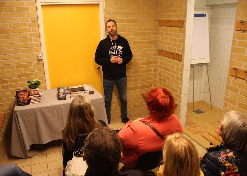 Sjöbergs förlag inbjuder också till föreläsningar, dels på större scen men också i smårum i vilken man får närkontakt med intresserade personer.