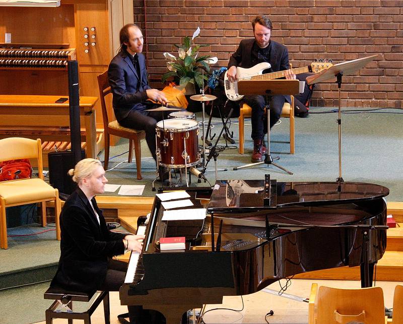 Kören ackompanjerades av Micke Haglund på piano, Jonatan Allgulin på trummor och Erik Jonsson på bas.