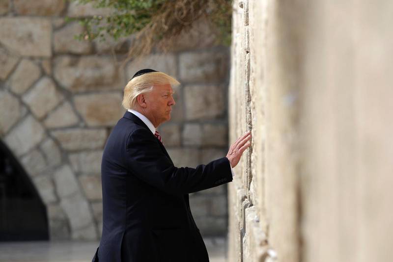 FRAMME. ”Vi har ett sällsynt tillfälle att ge säkerhet och stabilitet och fred till den här region och dess folk”, sa Donald Trump när han landade på Tel Avivs flygplats (t v). Ovanför syns när Trump besöker Västra muren i Jerusalem.