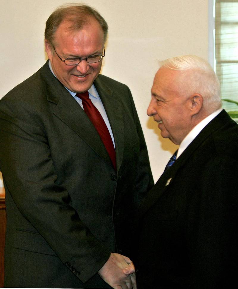 Statsminister Göran Persson skakar hand med Israels premiärminister Ariel Sharon 2005.