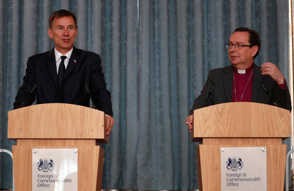 Brittiske utrikesministern Jeremy Hunt tillsammans med biskopen av Truro Philip Mounstephen under måndagens presskonferens.