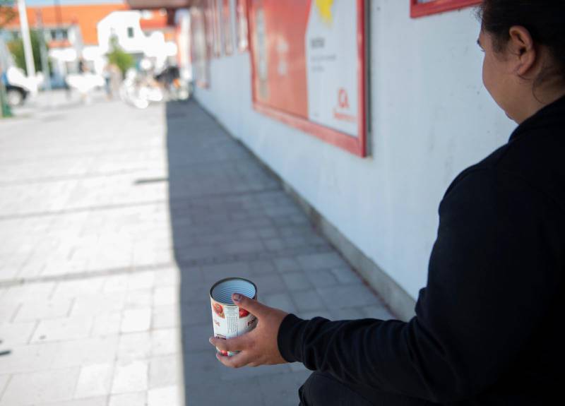 Iasmina från Rumänien tigger utanför en livsmedelsbutik i Skanör i Vellinge kommun som införde förbud mot tiggeri i fjol.