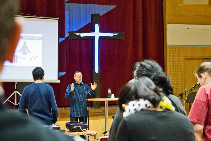Pastor Oral Hatava predikar i Rinkeby internationella församling, några dagar efter kravallerna i förorten. 