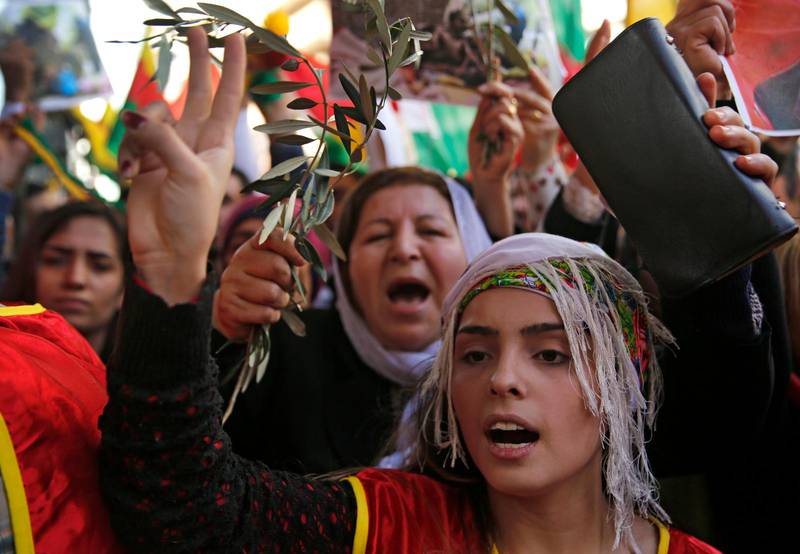 Demonstrerar. Kurdiska demonstranter protesterar mot den turkiska arméns offensiv i området Afrin i Syrien. 