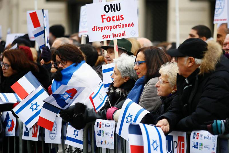 Pro-israeliska demonstranter protesterade utanför konferensen, som av Israel har kallats för ”meningslös”, och som enligt premiärminister Netanyahu försvårar förhandlingarna mellan palestinier och israeler.