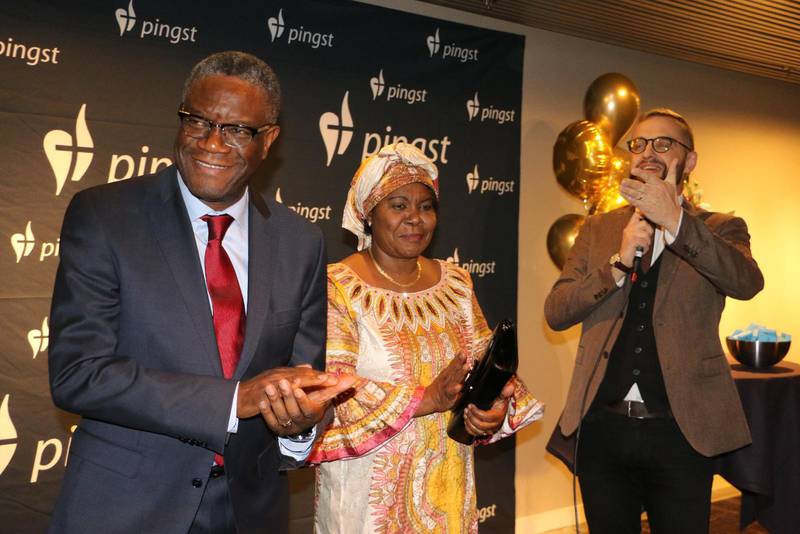 Denis och Madeleine Mukwege ihop med pingstledaren Daniel Alm.