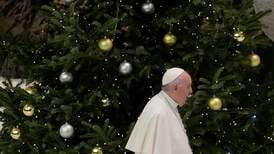 Påvens julgran stoppades av miljöaktivister