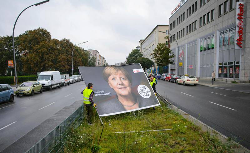 Förändring. Samtidigt som valaffischerna plockas ner i Tyskland får Kristdemokraterna och Angela Merkel nu den svåra uppgiften att bilda regering.